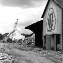 Abbruch 1992 - rechts das Fabrik-Logo in einer Wand zur Bahntrasse - Quelle: Stadtarchiv Weinheim 6320