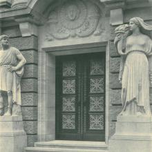 Rheinelektra, Eingangsfiguren, Foto um 1920