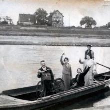 Die Personenfähre, das Fährhaus links im Hintergrund, 1920-er Jahre (Foto V.Keller)