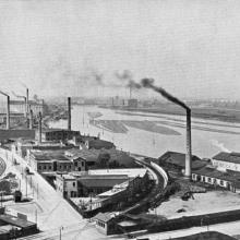 Aufnahme um 1910: in der Mitte des Hafens liegen Hunderte Holzstämme für Floße. Quelle Stadtarchiv MA