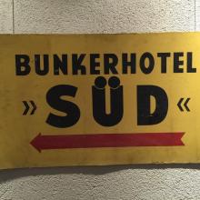 Altes Werbeschild aus der Zeit des Hotelbetriebs im Bunker  (Foto: Kulturm 2018)