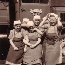 3-Glocken-Damen mit Lkw, um 1960, Foto aus Privatbesitz