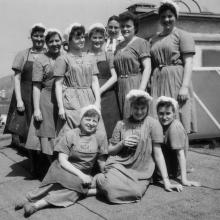 3-Glocken-Damen auf dem Dach, um 1960, Foto aus Privatbesitz