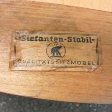 unterseitiger Aufkleber im Armlehn-Stuhl - Sammlung des Museums der Stadt Weinheim