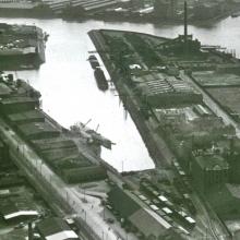 Foto 1927: Neben den Güterschuppen und dem Stationsamt (am unteren Bildrand) verläuft das Ladegleis. Auf dem Dreieck daneben warten Züge auf die Abfertigung. Foto Seiberlich