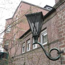Otto-Beck-Straße 34, historische Lampe (Ritter)