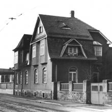 Die Fabrikantenvilla 1937: inzwischen sind auch die drei Söhne im Geschäft, die Villa ist vergrößert worden.