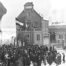 Bei der Einweihung des Denkmals 1914 steht das Haus noch unversehrt. Foto Stadtarchiv Mannheim