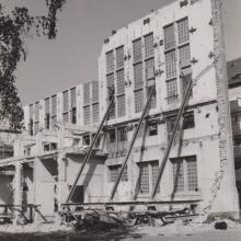Abriss der Umspannstation unter Erhalt der Fassade 1989 (Foto: Trafohaus e.V.)